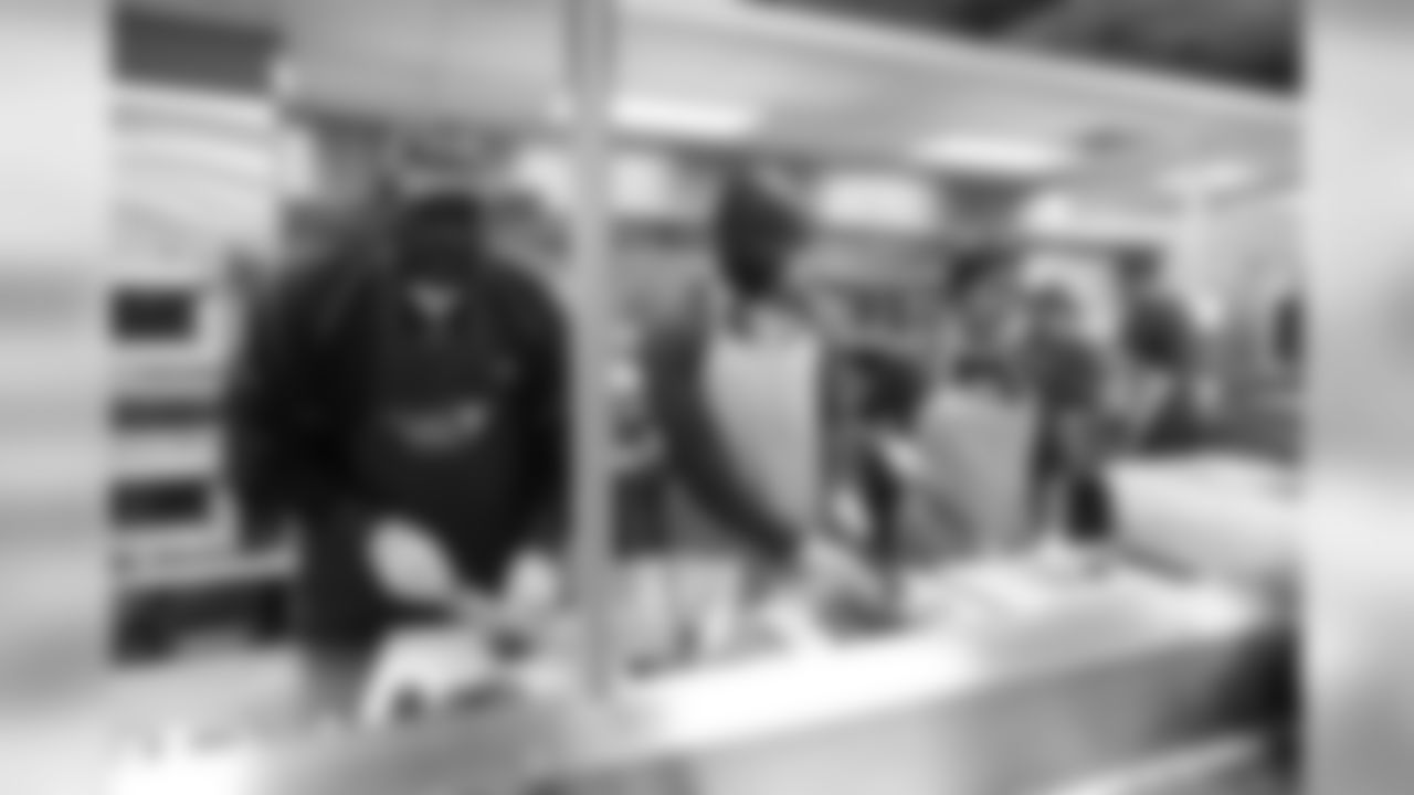 Project Angel Food provides Meals on Wheels and the Los Angeles Rams Community Service team joins the cause with volunteers, cheerleaders and former athletes. Tuesday, December 18, 2018, Los Angeles, CA. (Will Navarro/Rams)