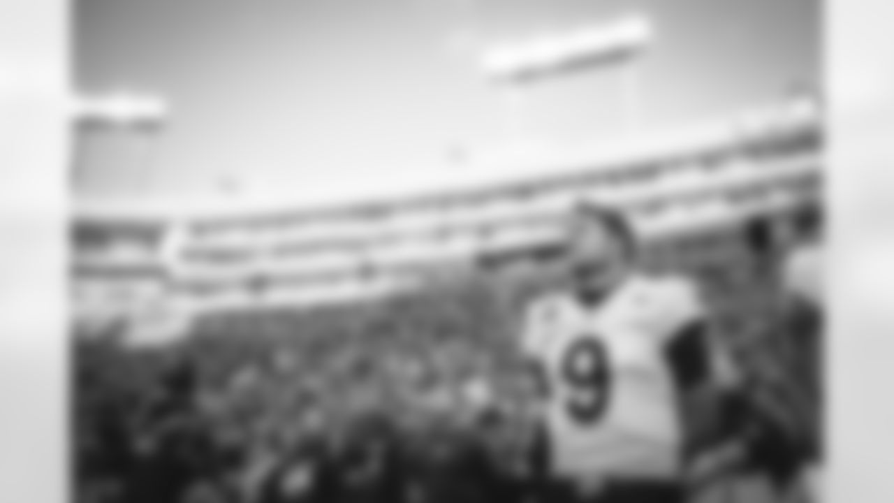 The Los Angeles Rams take on the Green Bay Packers during Week 12 of the 2021 regular season.