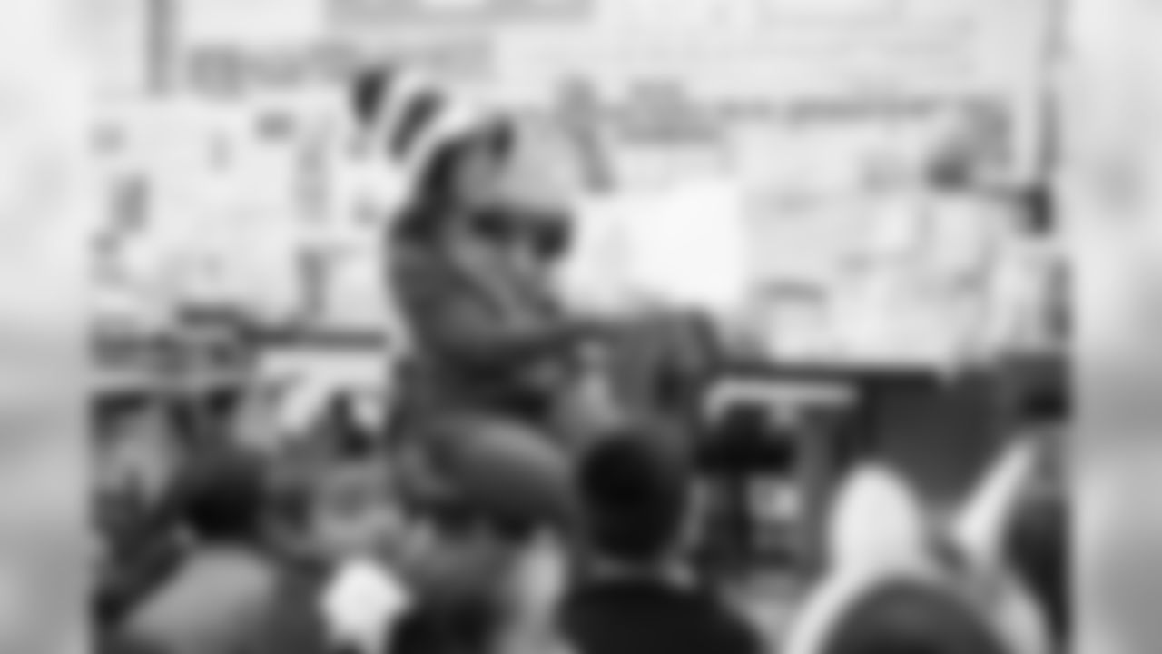 Los Angeles Rams staff participate in Read Across America at Marianna Avenue Elementary School, Friday, March 1, 2019, in Los Angels, CA. (Jeff Lewis/Rams)