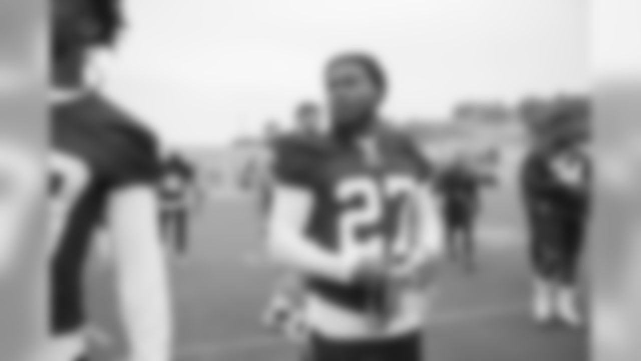 Running back (27) Darrell Henderson of the Los Angeles Rams works out on the field, Tuesday, May 14, 2019, in Thousand Oaks, CA. (Jeff Lewis/Rams)