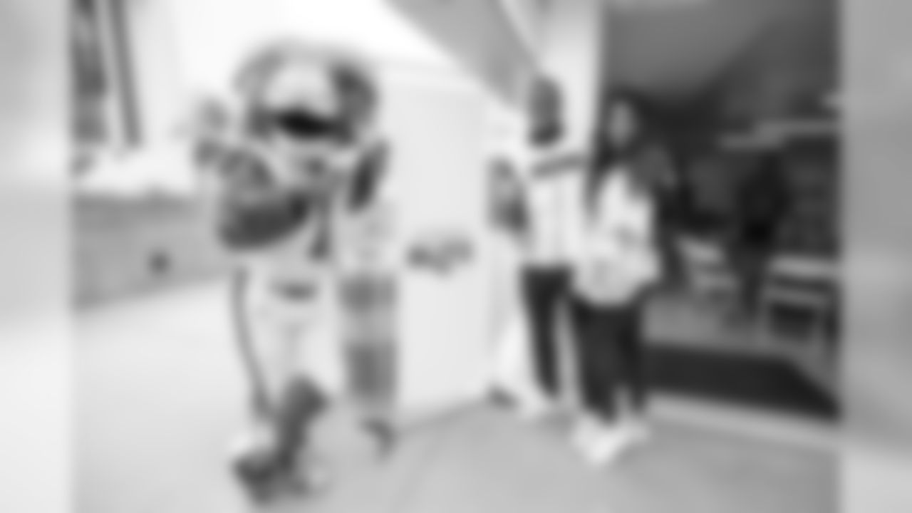 The Los Angeles Rams host Community Blitz at Los Angeles Family Housing welcoming residents to a warm meal, music, with special guests Rampage, Cheerleaders and players. Monday, December 23, 2019, in North Hollywood, CA. (Will Navarro/Rams)