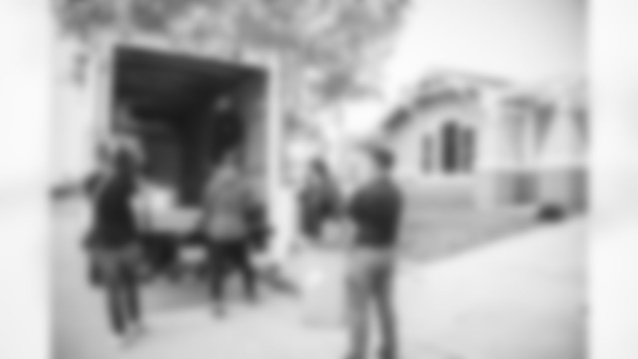 E_211130_Sleep_Number_Delivery_1443