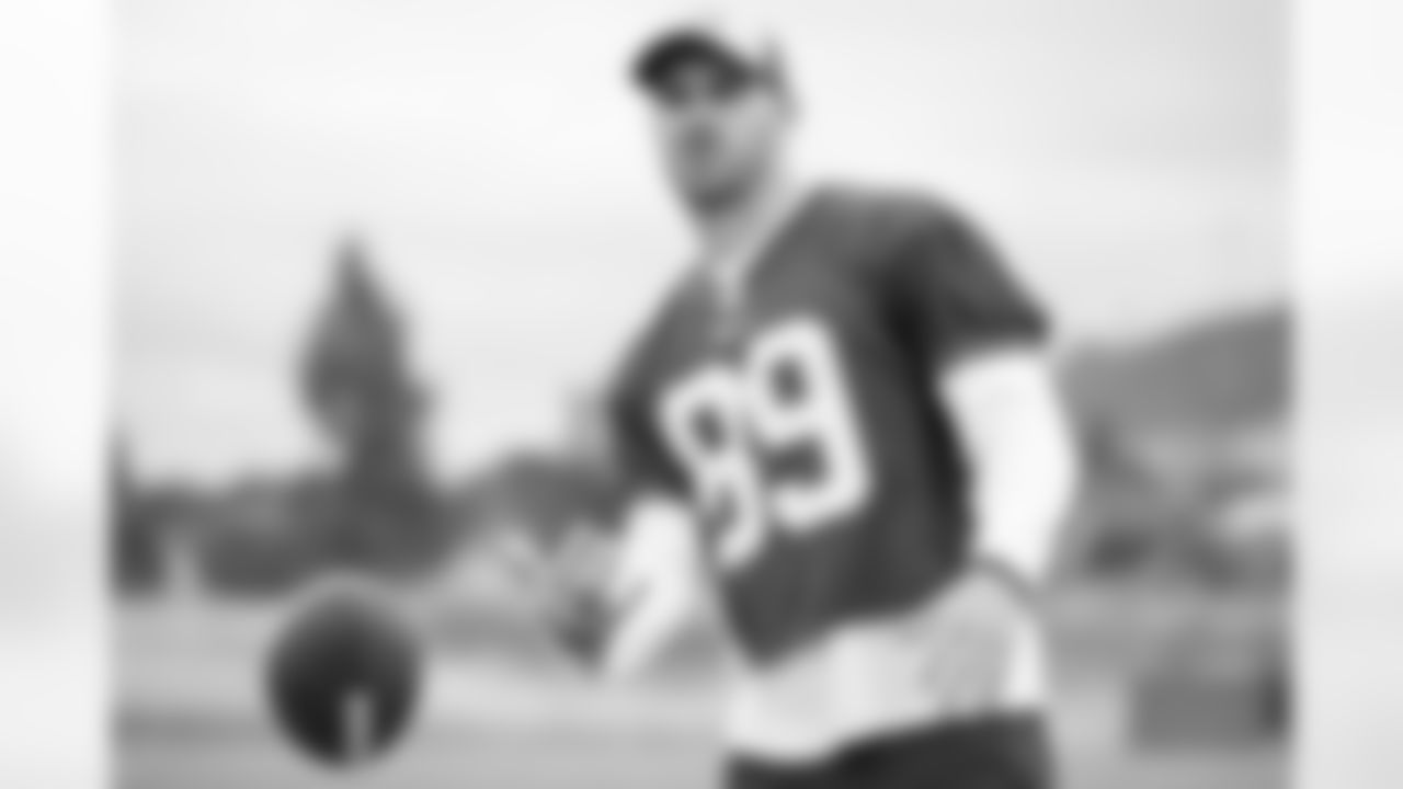 Tight end (89) Tyler Higbee of the Los Angeles Rams practices on day 5 of Phase II of the offseason program workouts, Monday, May 6, 2019, in Thousand Oaks, CA. (Jeff Lewis/Rams)