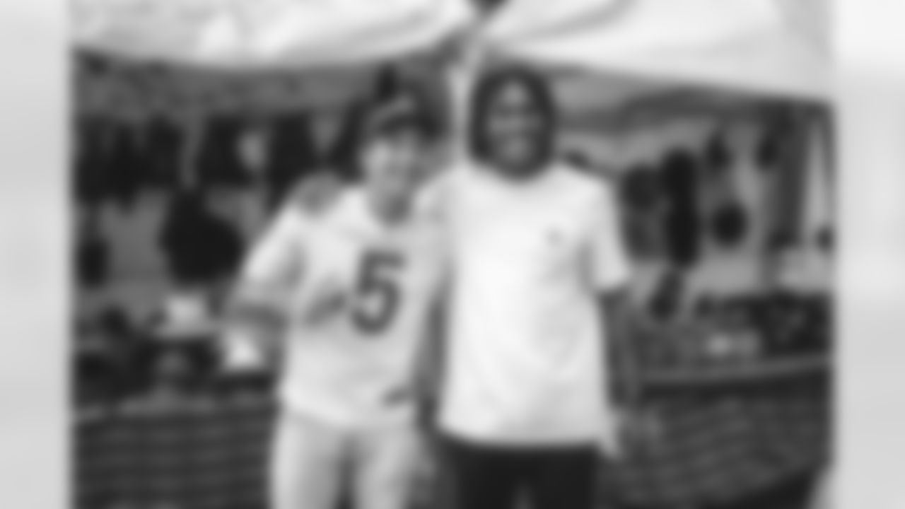 David Long Jr. meeting with a fan in Mexico City.
