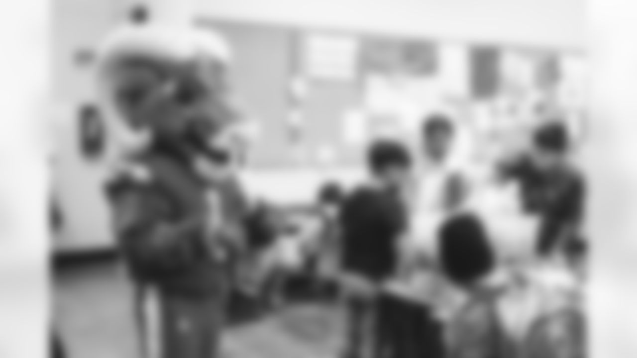 E_221123_APLACECALLEDHOMETHANKSGIVINGMEALSERVICE_3113