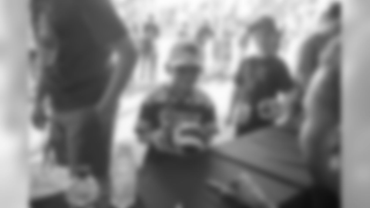 Children have items autographed by Los Angeles Rams players after practice on Day 4 of Training Camp, Sunday, July 29, 2018, in Irvine, CA. (Jeff Lewis/Rams)