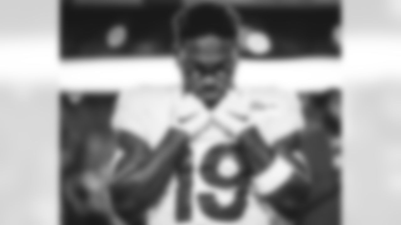 The Los Angeles Rams take on the Arizona Cardinals during Week 14 of the 2021 regular season.