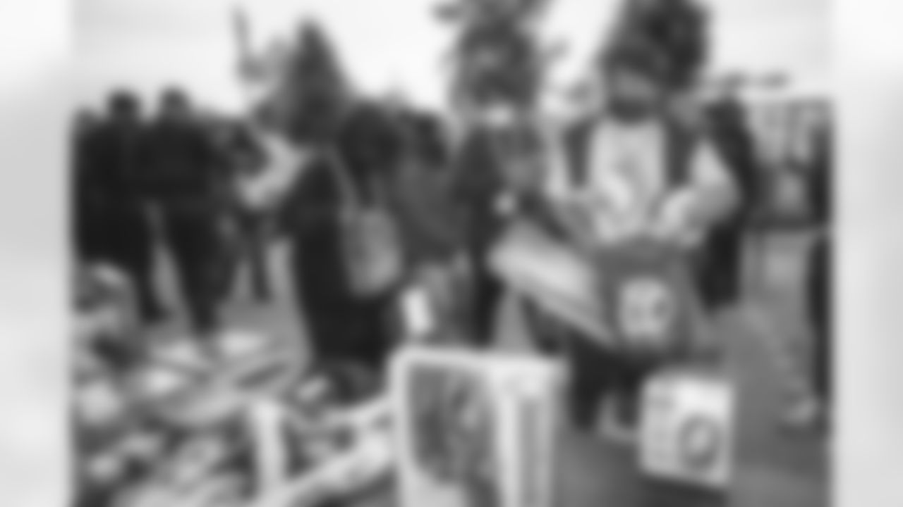 E_122221_Rams_ABC-7_SparkofLove_11391