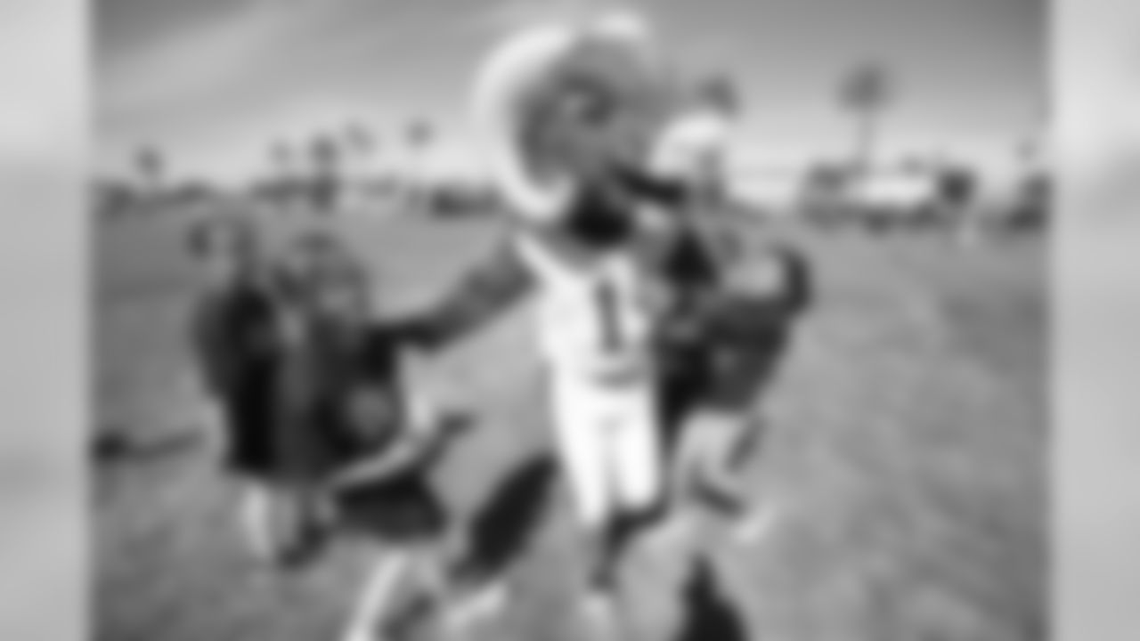 The Los Angeles Rams host a Play60 event with local community volunteers and families on Los Angeles Air Force Base Fort MacArthur. Rampage and USO volunteers lend a helping hand during on field obstacles. Saturday, April 6, 2019 in Los Angeles, CA. (Will Navarro/Rams)