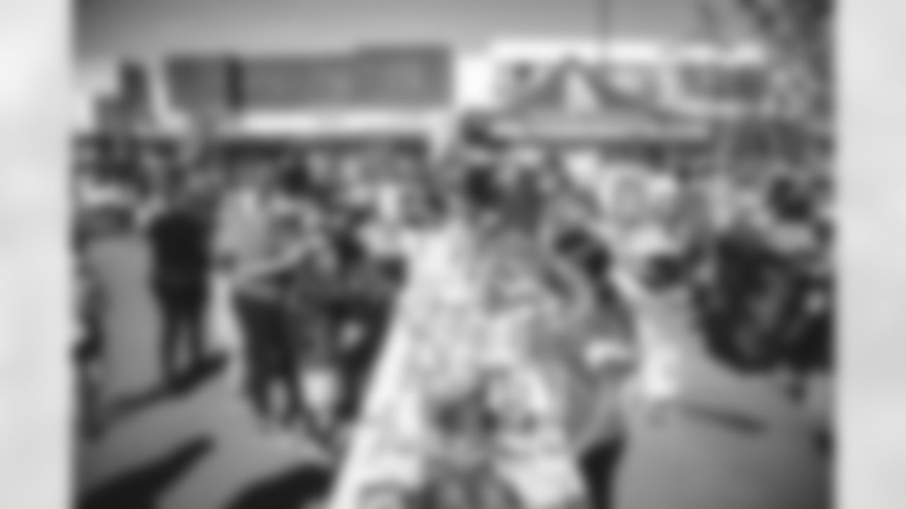 E_211218_Holiday_Distribution_8145