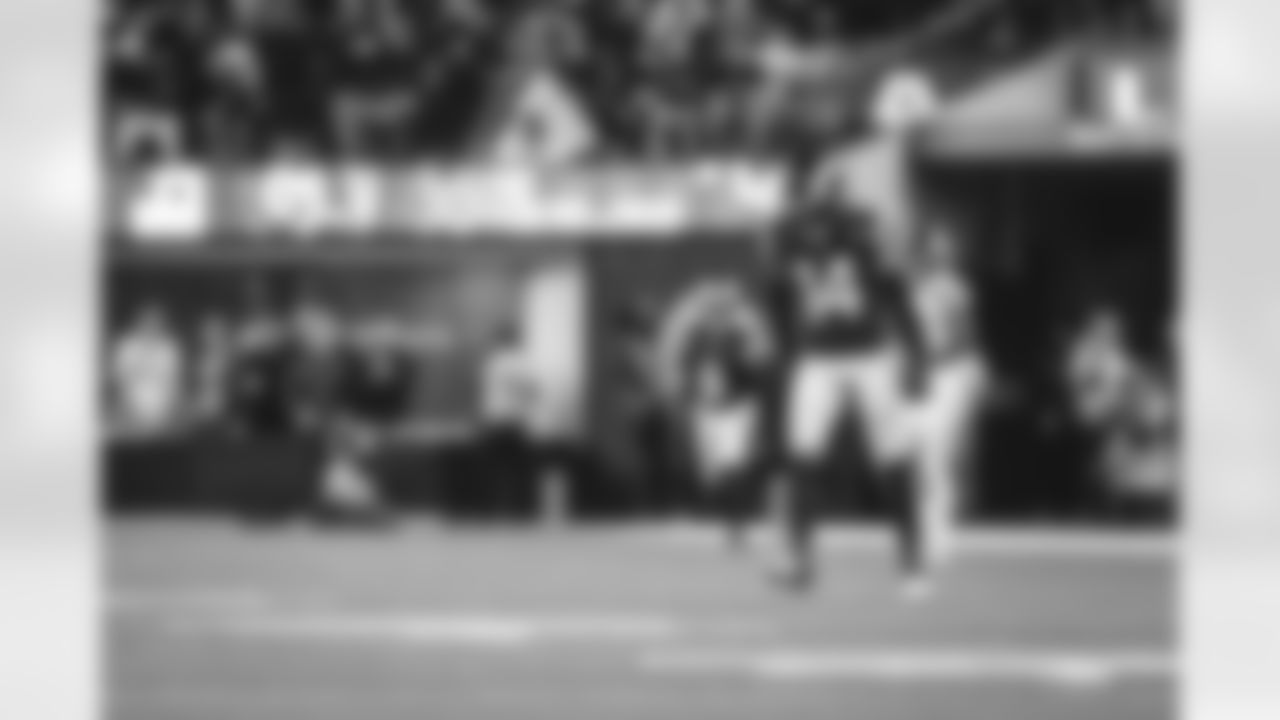 The Los Angeles Rams take on the Seattle Seahawks during Week 13 of the 2022 NFL regular season.