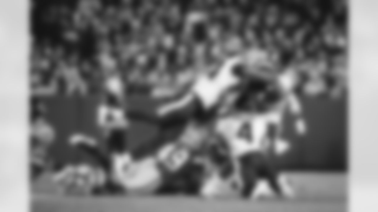 The Los Angeles Rams take on the Green Bay Packers during Week 12 of the 2021 regular season.
