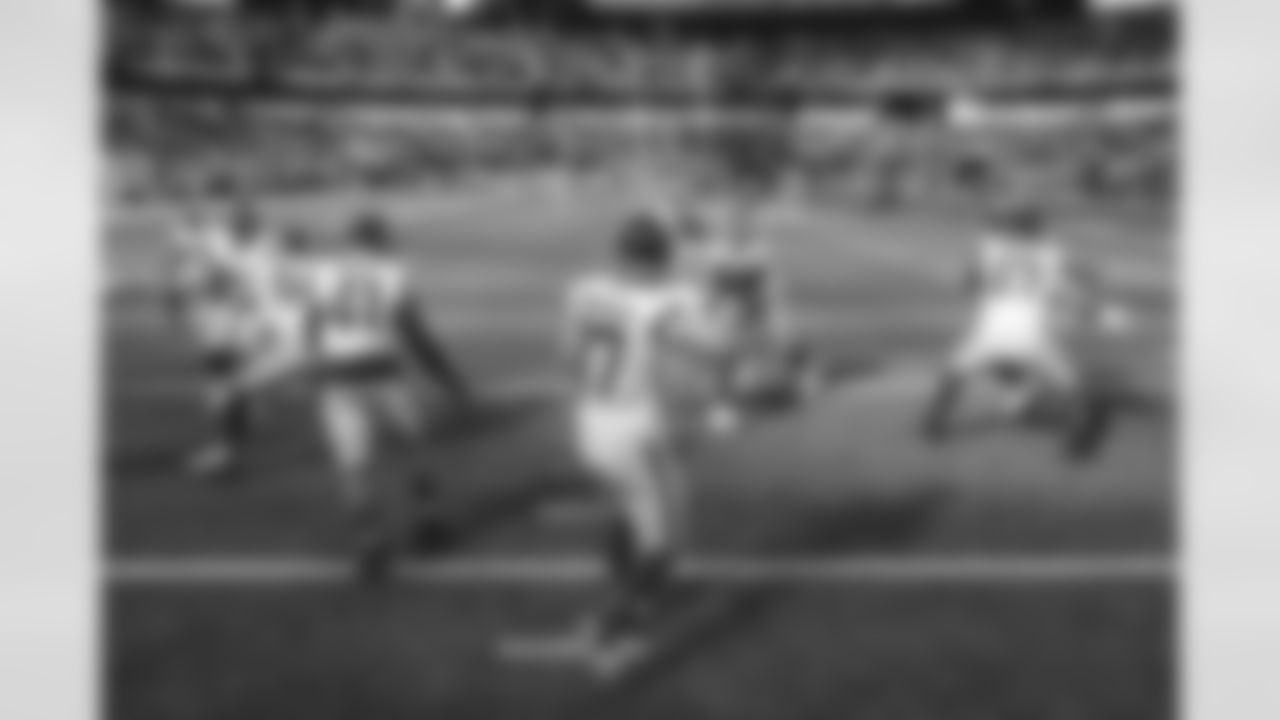 The Los Angeles Rams take on the Los Angeles Chargers during Week 17 of the 2022 NFL regular season