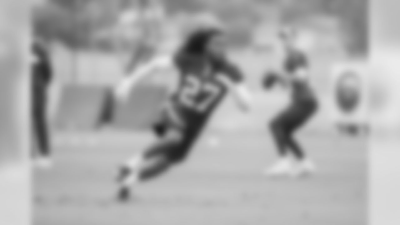 Running back (27) Darrell Henderson of the Los Angeles Rams works out on the field, Tuesday, May 14, 2019, in Thousand Oaks, CA. (Jeff Lewis/Rams)