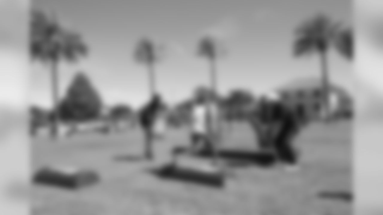 The Los Angeles Rams host a Play60 event with local community volunteers and families on Los Angeles Air Force Base Fort MacArthur. Rampage and USO volunteers lend a helping hand during on field obstacles. Saturday, April 6, 2019 in Los Angeles, CA. (Will Navarro/Rams)