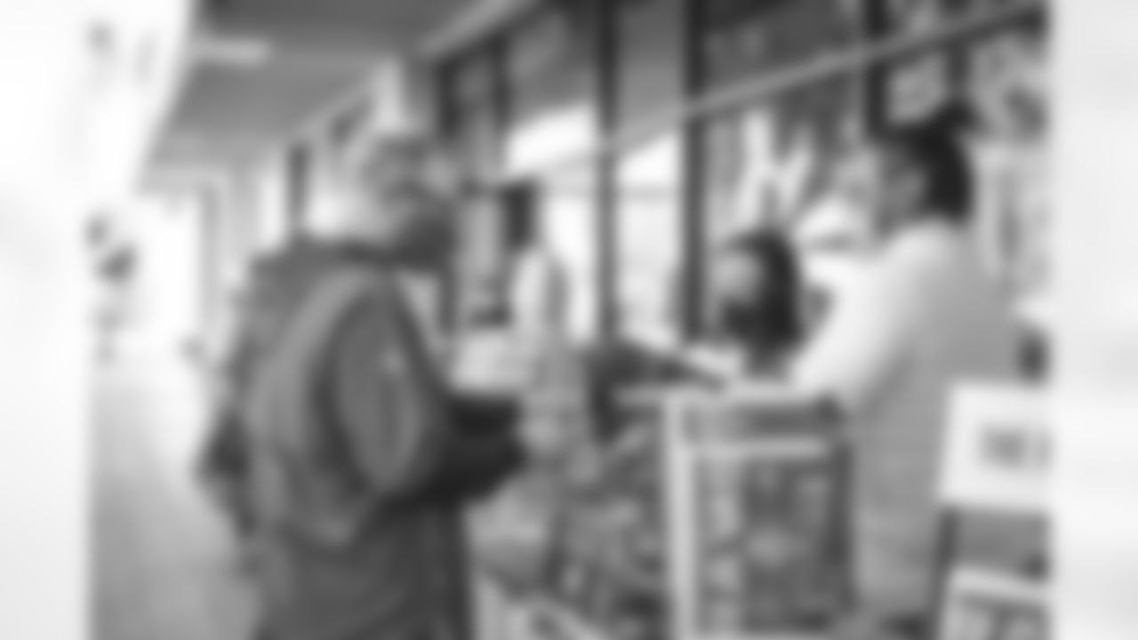 E_220121_PlayoffNewsStandPopUp_7823