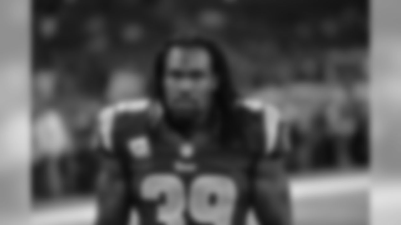 "St. Louis Rams Steven Jackson looks on against the New York Jets during an NFL football game on Nov. 18, 2012 in St. Louis. The Jets won the game 27-13. (G. Newman Lowrance/St. Louis Rams)"