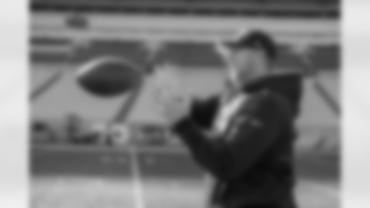 Assistant wide receive coach Liam Coen of the Los Angeles Rams warms up on the field before the Rams 12-17 loss to the Steelers in an NFL Week 10 regular season game, Sunday, November 10, 2019, in Pittsburgh, PA. (Jeff Lewis/Rams)