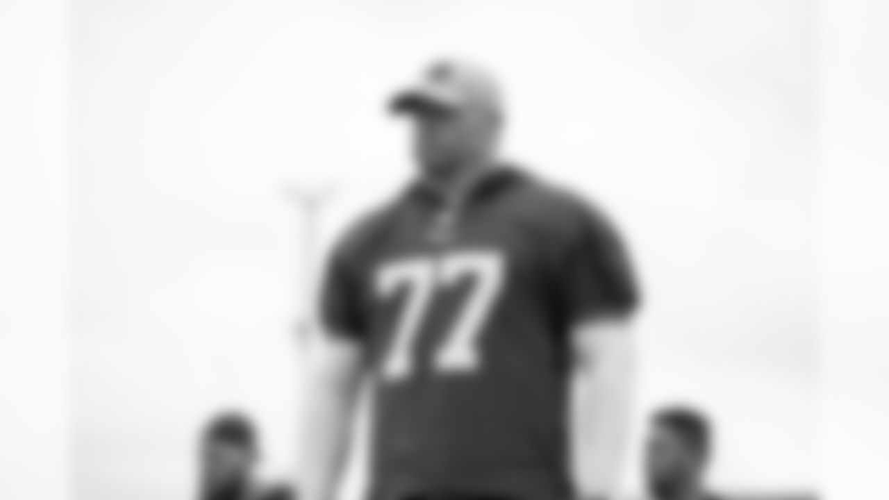 Tackle (77) Andrew Whitworth of the Los Angeles Rams practices on day 5 of Phase II of the offseason program workouts, Monday, May 6, 2019, in Thousand Oaks, CA. (Jeff Lewis/Rams)