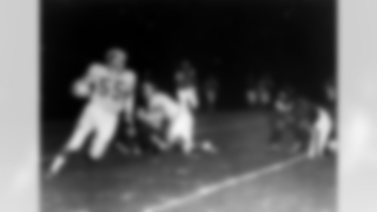 Los Angeles Rams Hall of Fame end Tom Fears (55) runs upfield during an NFL game against the Chicago Bears in Los Angeles, circa 1950s. (AP Photo/Pro Football Hall of Fame)