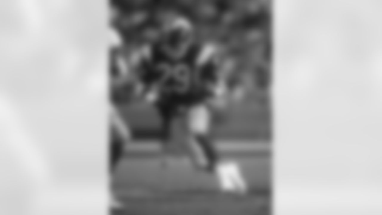 Los Angeles Rams Hall of Fame running back Eric Dickerson (29) runs upfield during an NFL game against the Miami Dolphins at Anaheim Stadium on December 14, 1986. The Dolphins defeated the Rams 37-31 in overtime. (Peter Read Miller via AP)
