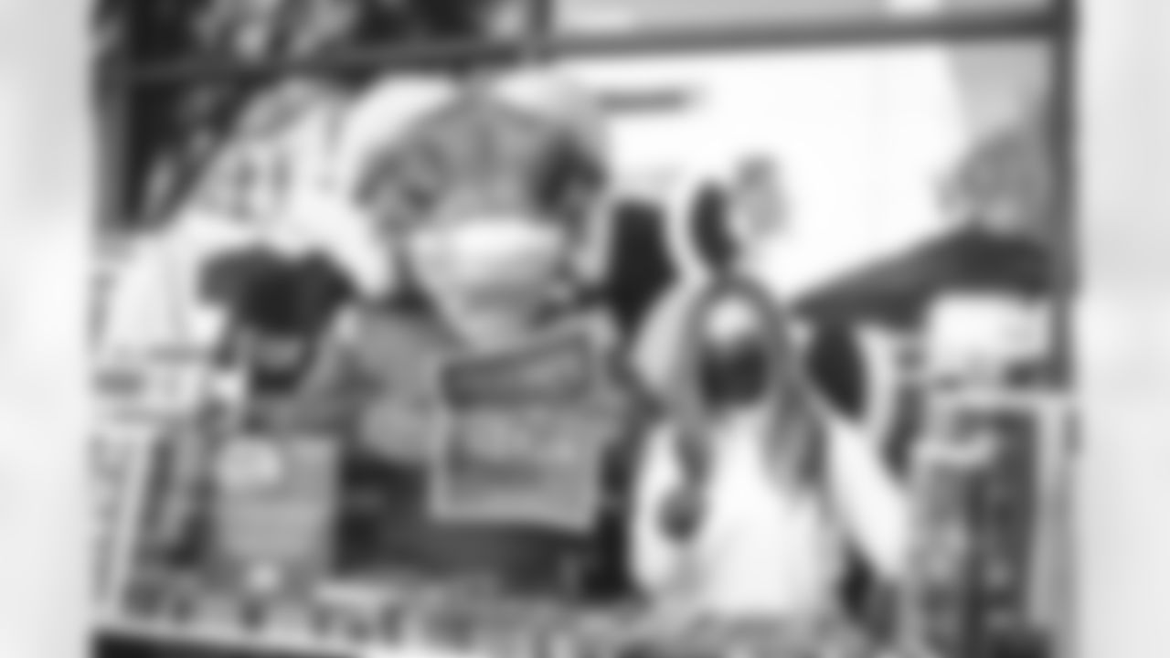 E_220121_PlayoffNewsStandPopUp_7625