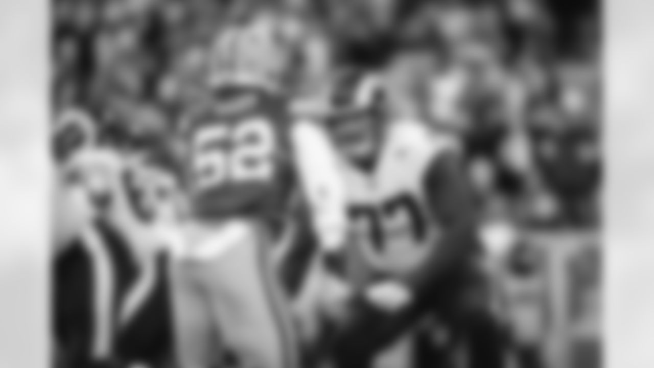 The Los Angeles Rams take on the Green Bay Packers during Week 12 of the 2021 regular season.