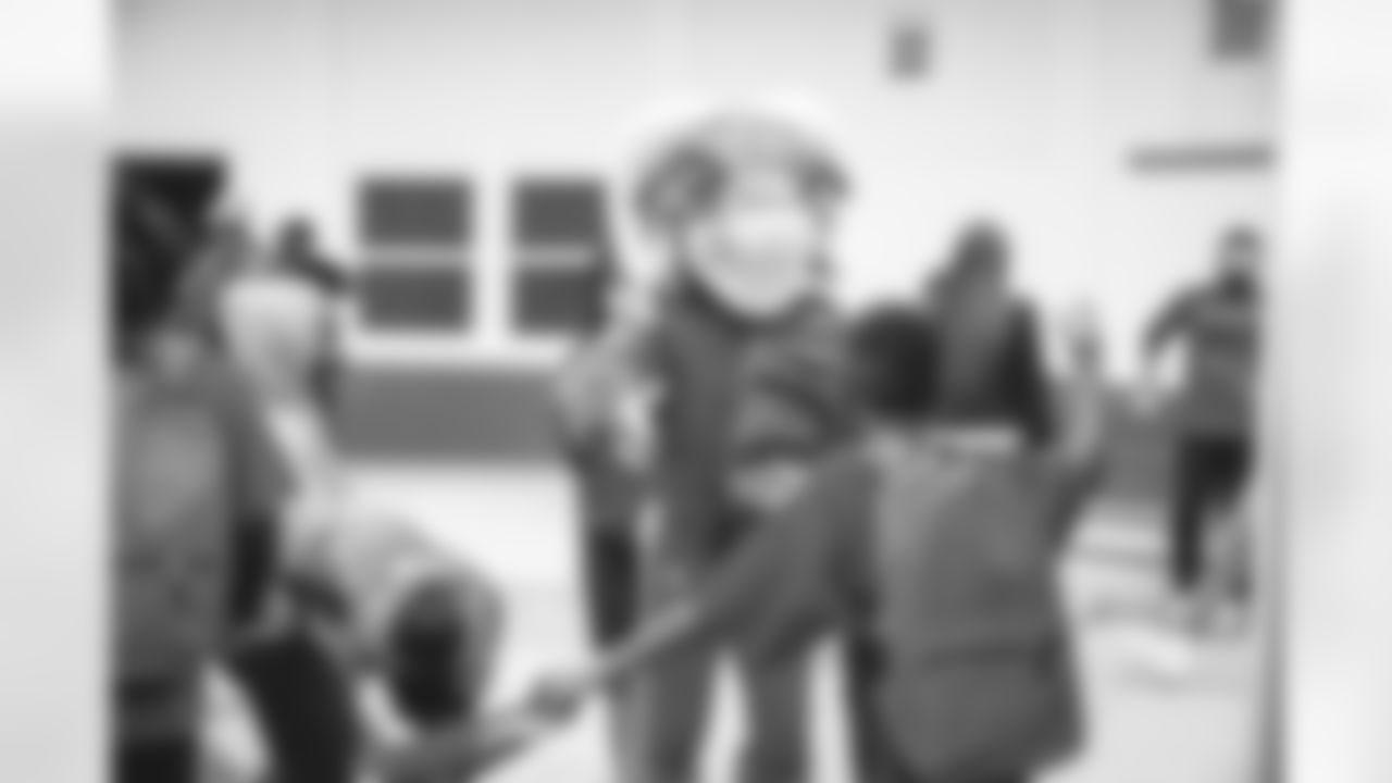 E_210903_backpack_distribution_4700