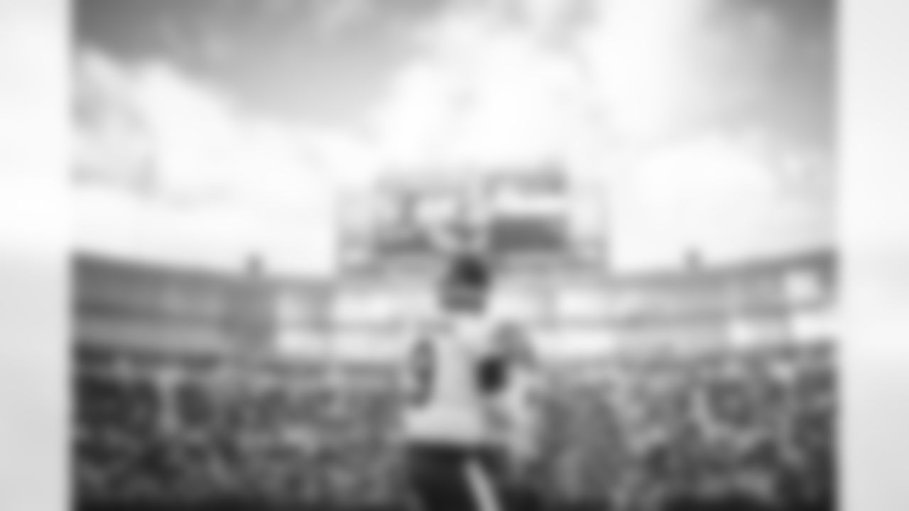 The Los Angeles Rams take on the Green Bay Packers during Week 12 of the 2021 regular season.