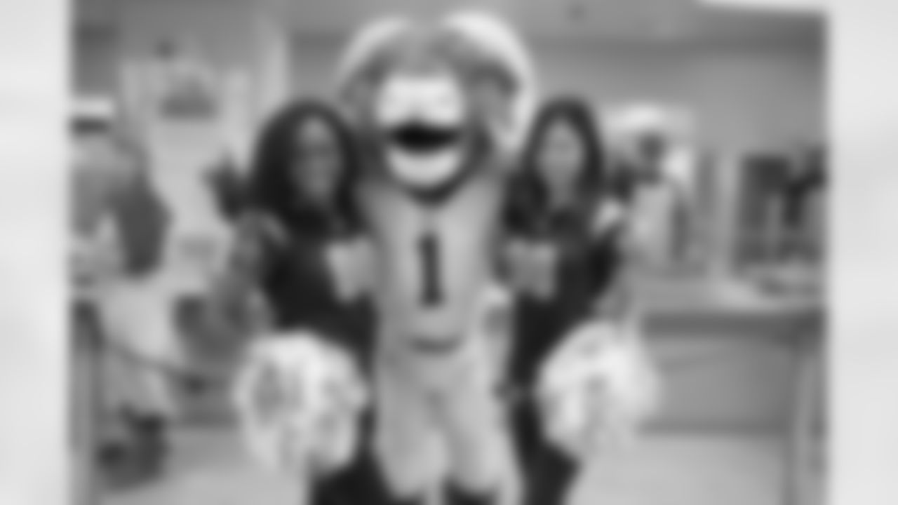 The Los Angeles Rams Community Service Team, Rams Cheerleaders, and mascot Rampage, at Union Rescue Mission shelter, preparing and handing out meals for residents of the shelter. December 18, 2018, in Los Angeles, California. (Photo By: Daniel Bowyer/Rams)