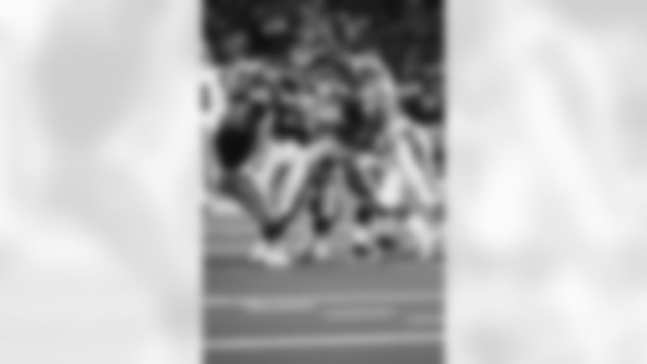 St. Louis Rams quarterback Kurt Warner (13) passes upfield against the Carolina Panthers November 5, 2000 at the TWA Dome in St .Louis. (AP Photo / Al Messerschmidt)