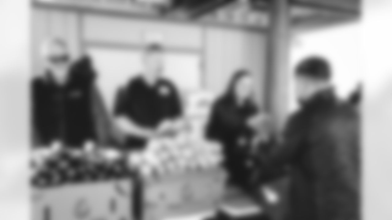 E_011823_Rams_AVPxPepsi_TacklingHunger_HY_0048