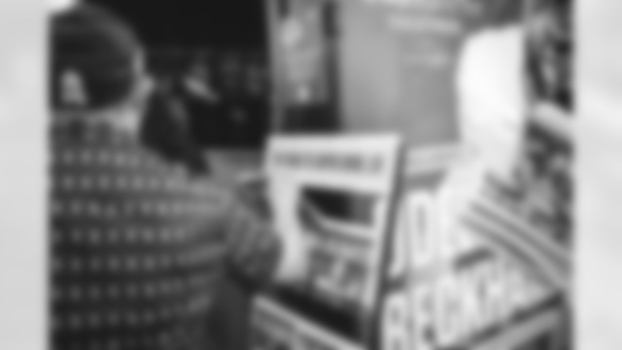 E_220121_PlayoffNewsStandPopUp_8376