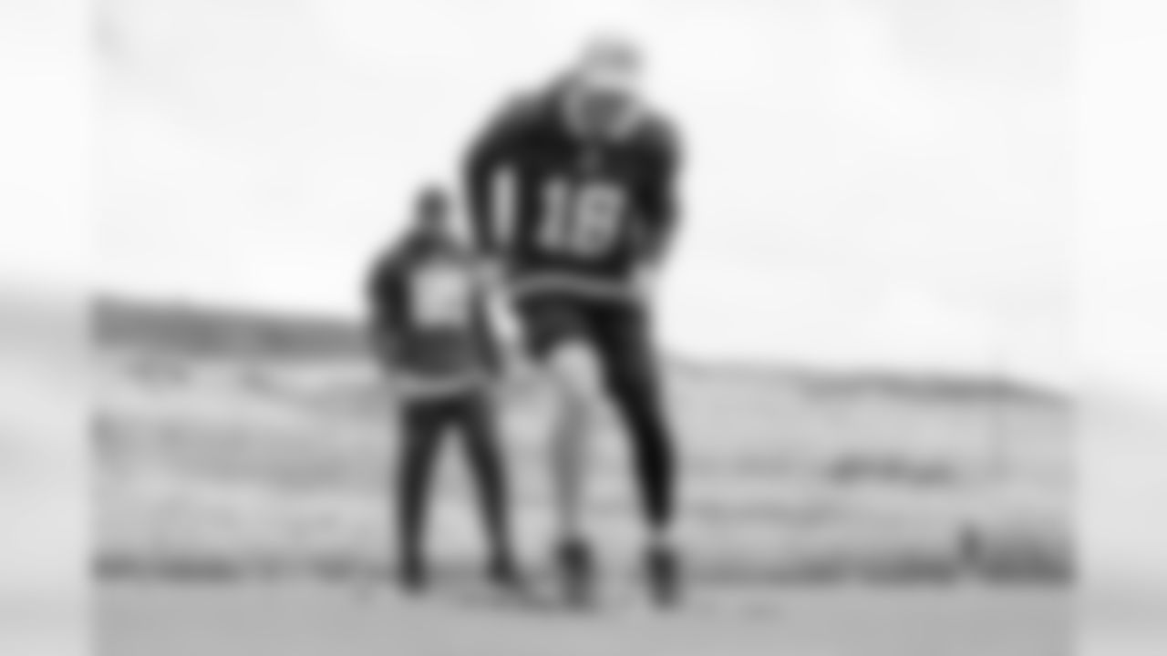Wide receiver (18) Cooper Kupp of the Los Angeles Rams works out on day 2 of Phase II of the offseason program workouts, Tuesday, April 30, 2019, in Thousand Oaks, CA. (Jeff Lewis/Rams)