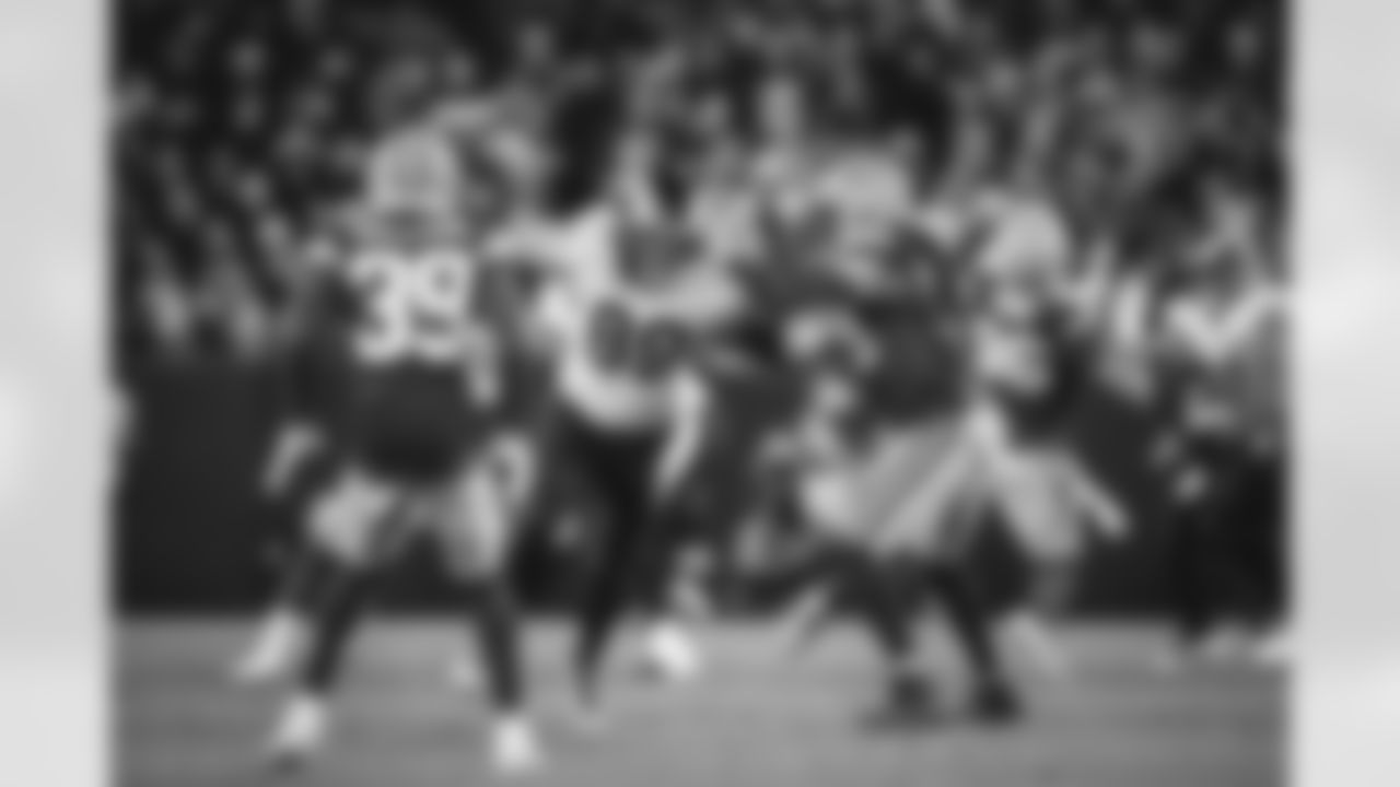 The Los Angeles Rams take on the Green Bay Packers during Week 12 of the 2021 regular season.