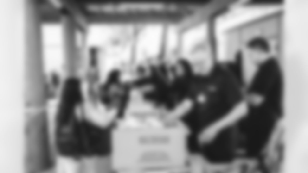 E_011823_Rams_AVPxPepsi_TacklingHunger_HY_0072