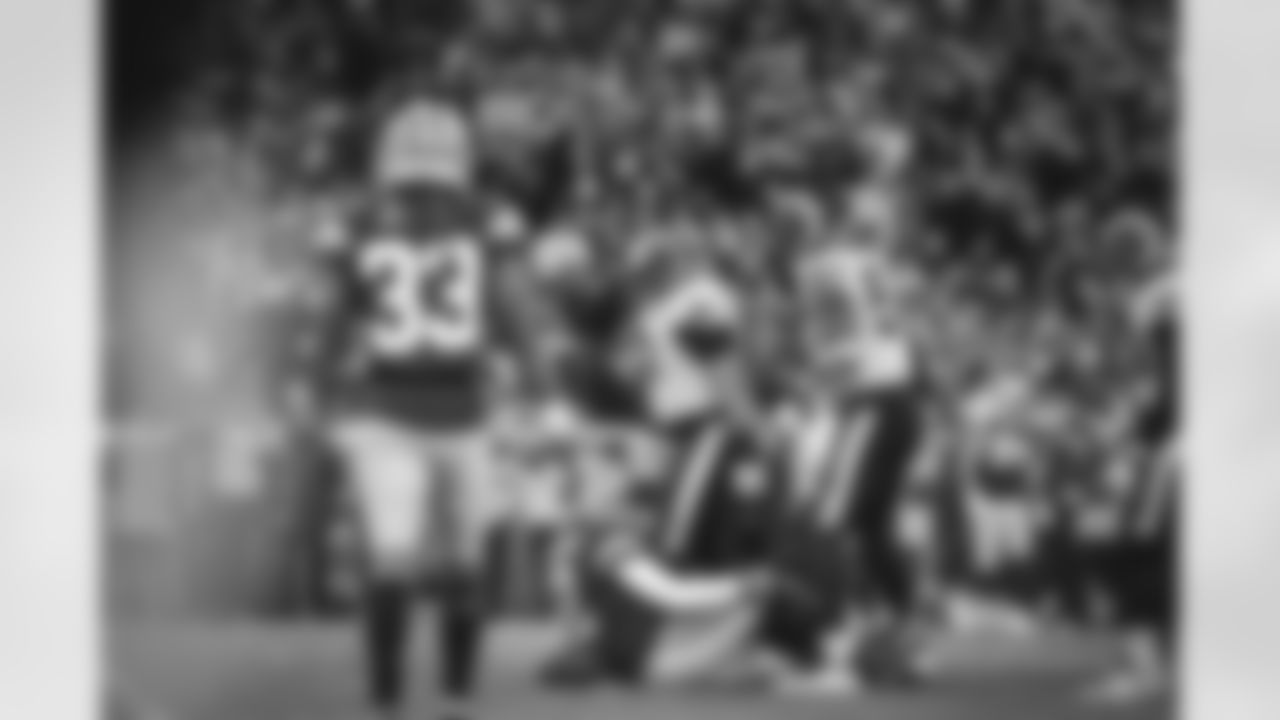 The Los Angeles Rams take on the Green Bay Packers during Week 12 of the 2021 regular season.