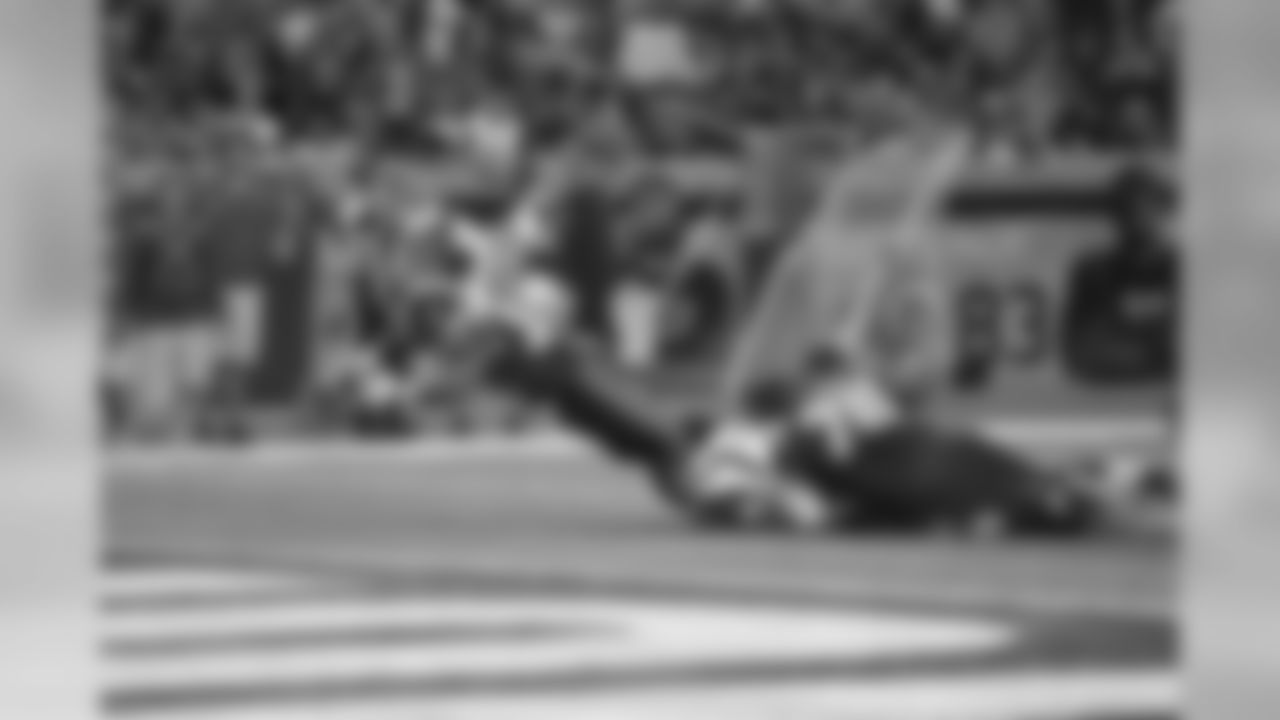 "St. Louis Rams Benny Cunningham dives in to score a touchdown during a NFL football game against the Chicago Bears on Nov. 24, 2013 in St. Louis. The Rams won, 42-21. (Photo by G. Newman Lowrance)"
