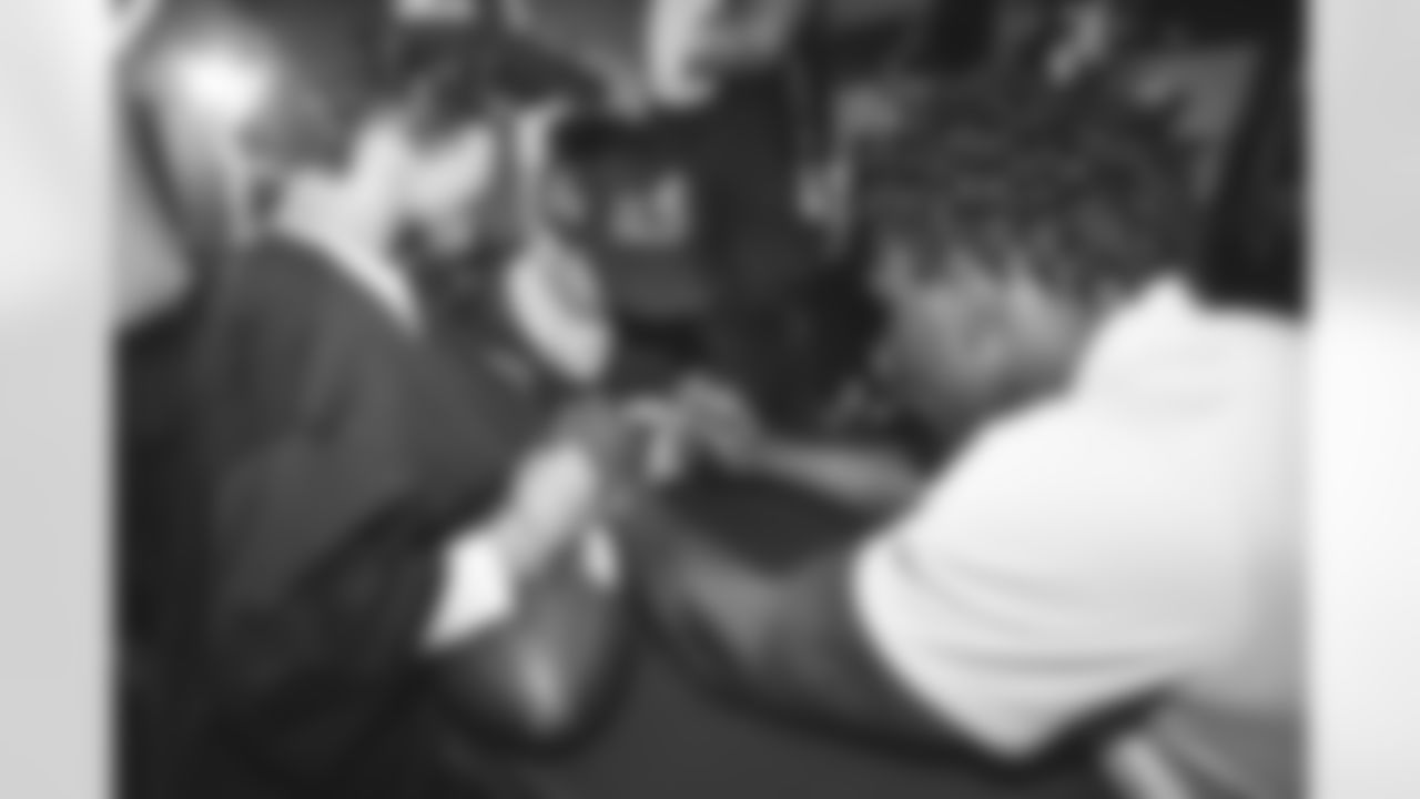 Steven Jackson meeting with fans during Vamos Rams Champions Tour en México.