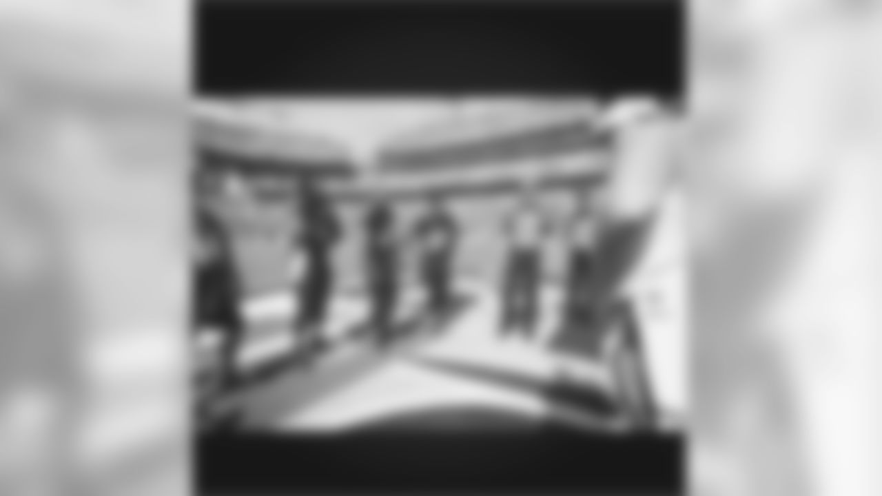 334upshaw41[Courtney Upshaw]: @l_webb21 @alevine41 #salute #warready