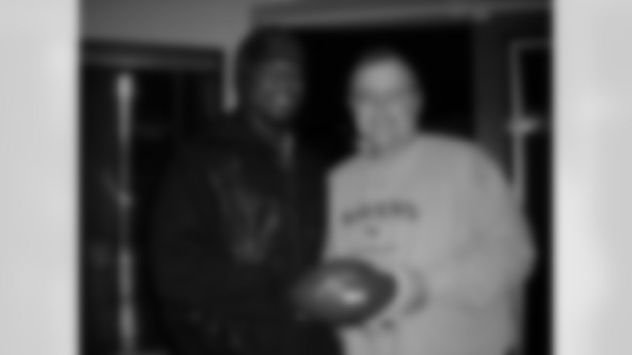 LB Jameel McClain visits the non-profit organization Ravens Nest No. 3 in Frederick Maryland in November 2008.