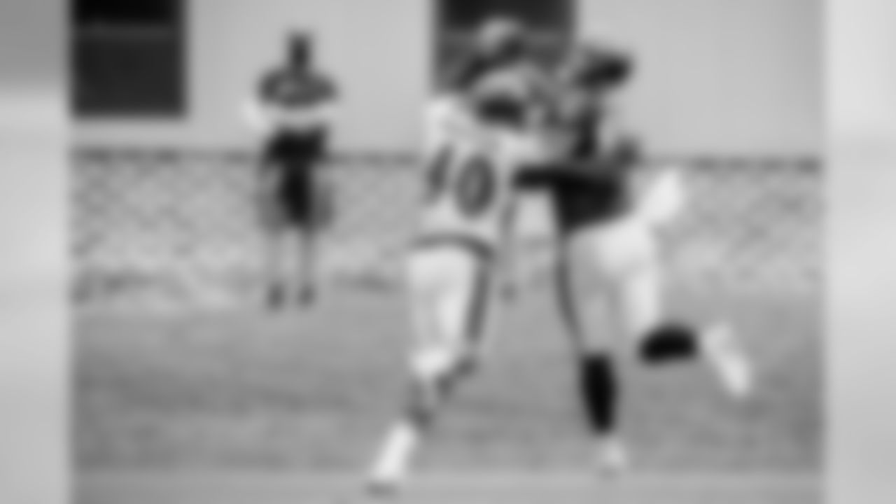 LB Malik Harrison deflects a pass intended for TE Charles Scarff