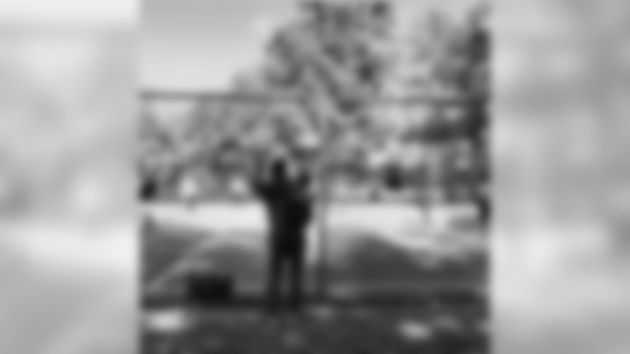 jforsett[Justin Forsett]:Taking everything in me not to get on that court & turn into Chef Curry & start cookin lol #IfIWasntRetiredFromBasketball #AllStateHonorableMention #InHighSchool #TheUncleRicoOfBasketball #ShootABasketballAQuarterMile##IWillStickToRunningTheFootball