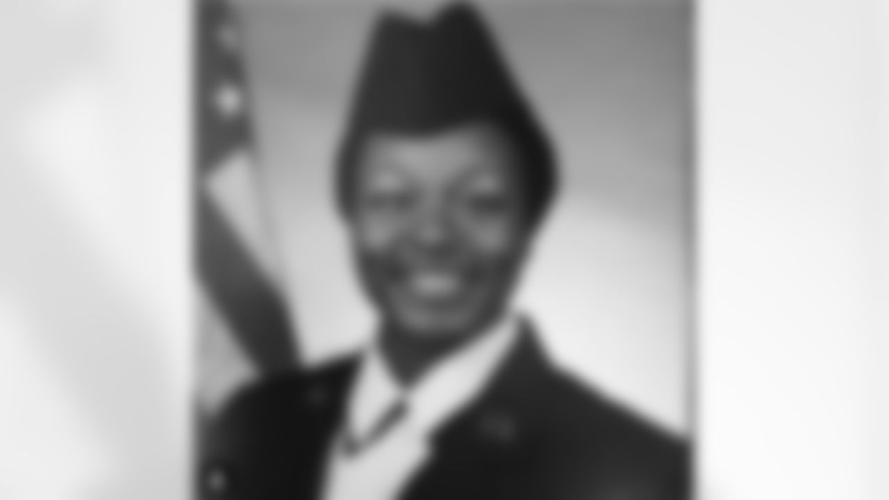 tytaylor2[Tyrod Taylor]:Happy Veterans Day to all who have served this country also the ones continuously fighting for our freedom. Love Ya @l0v3lee