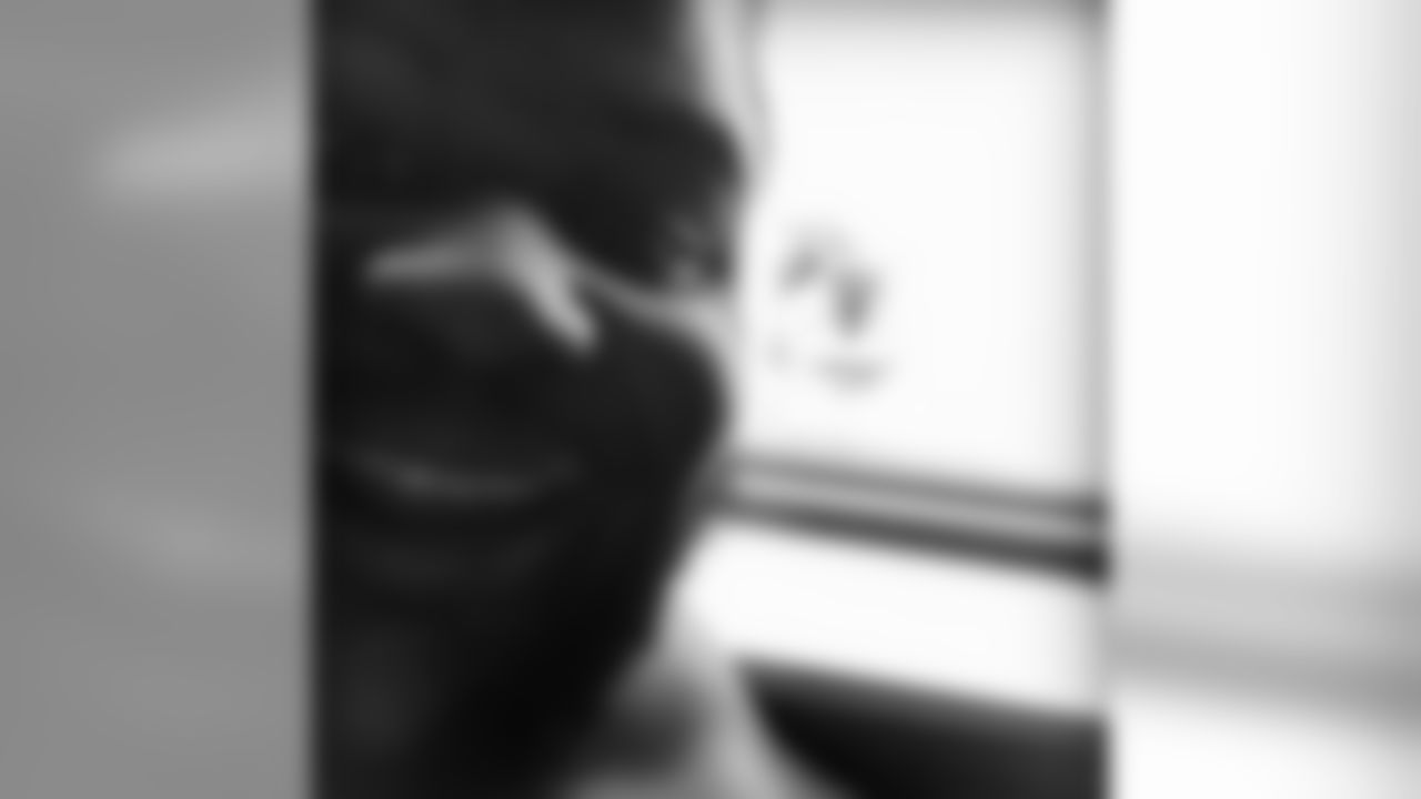 brandonw_66 [Brandon Williams]: Guess who decided to stop by today for a #NatureSelfie??? #SandyTheSquirrel from the hit kids show #SpongeBobSquarePants!!!! She is a nut!!! Lol get it.... Nut hahahaha #LameJoke #IDontCareItWasFunnyToMe #DontJudgeMe #AtleastIGotFamousFriends @alyssawylene