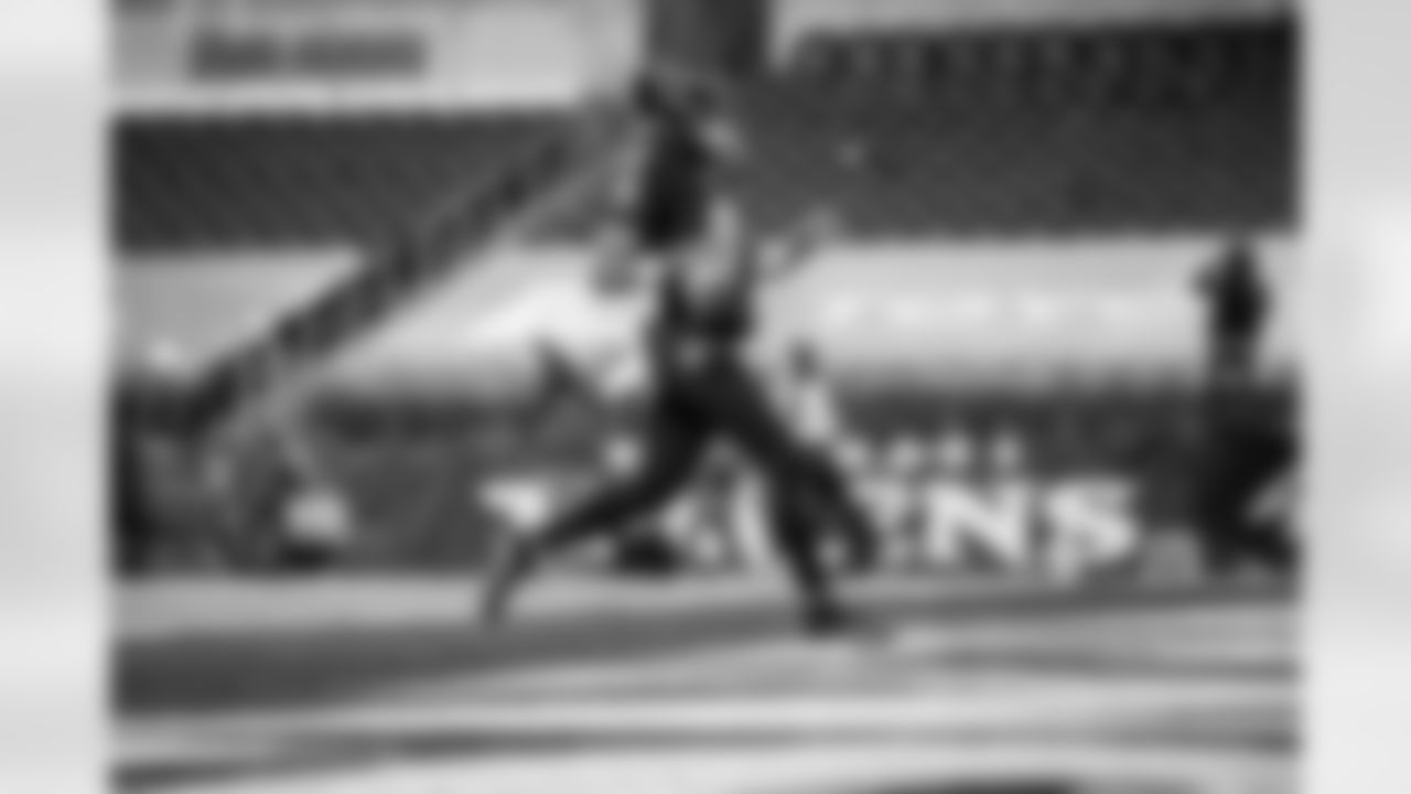QB Lamar Jackson scores a touchdown