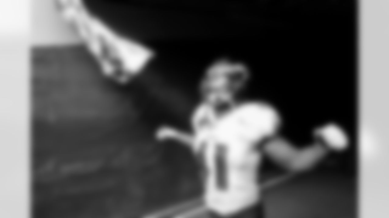 DB/LB Anthony Levine Sr.