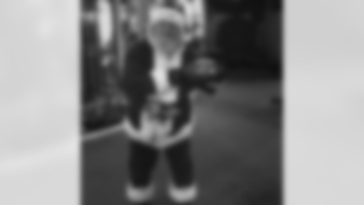 ravens [Baltimore Ravens]: #MerryChristmas #RavensNation!!! We hope #Santa brings us a win on Sunday! Have a great day! #christmas