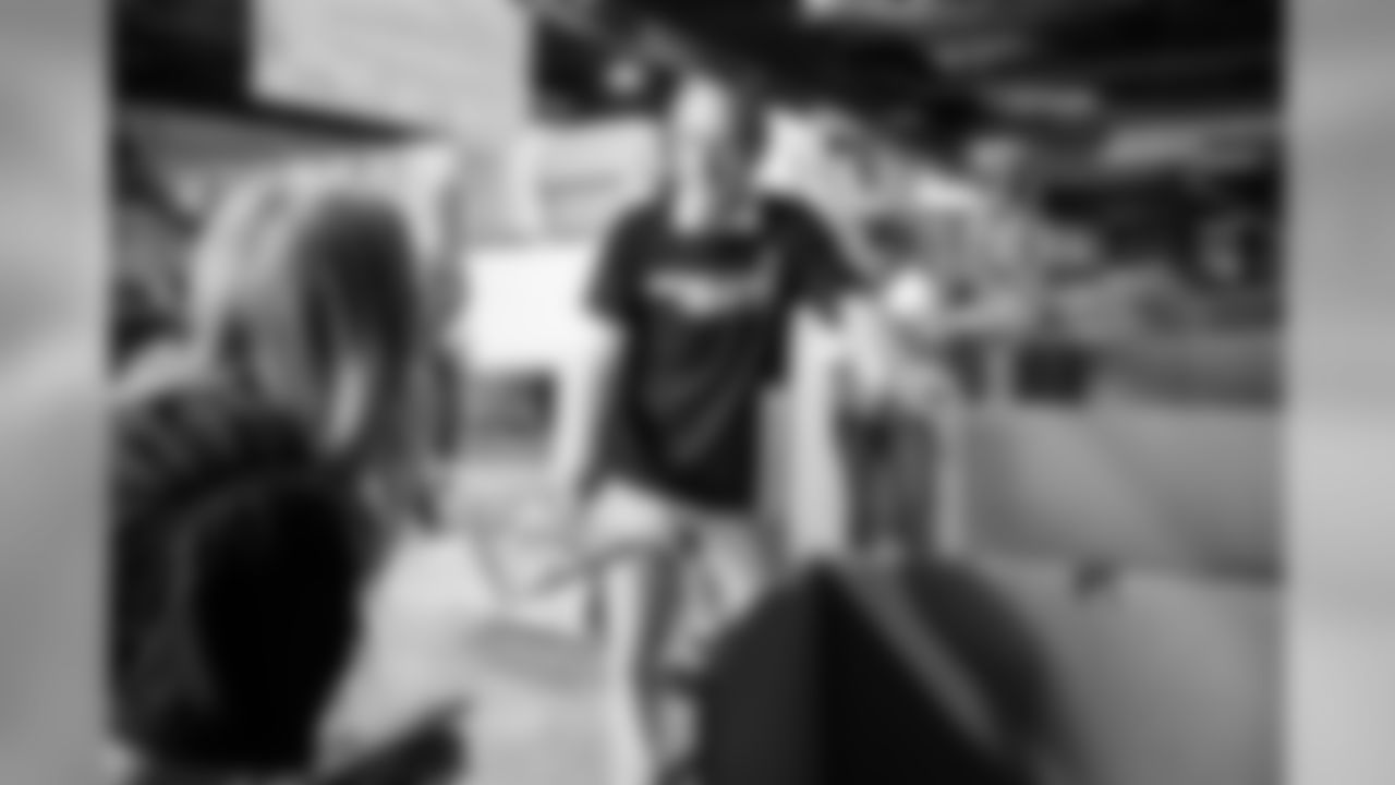 092319HuddleFor100WarehousePreview_0005