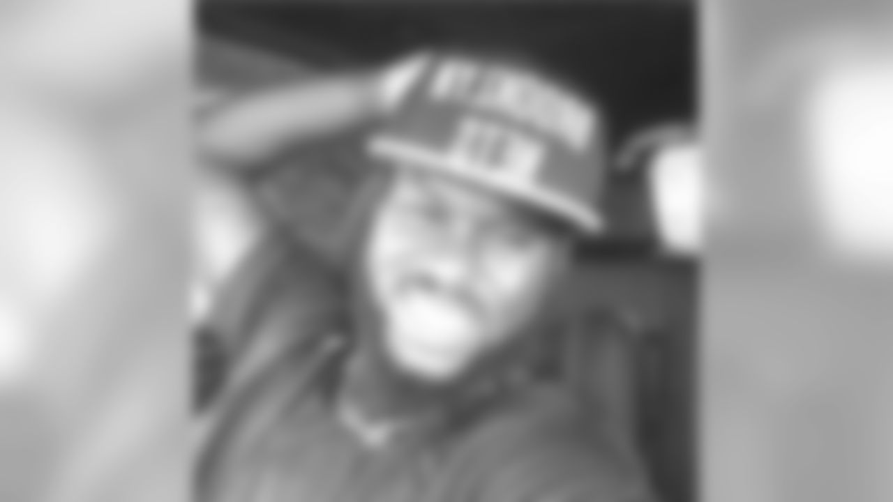 walknhitstick26[Matt Elam]: It's been a min so selfie me up YA THOT..!